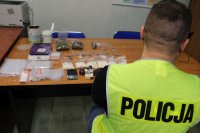 policjanci wykonują oględziny zabezpieczonych narkotyków