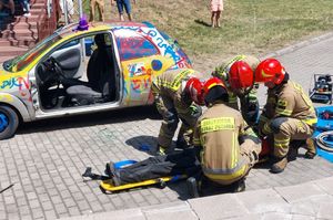 pokaz straży pożarnej udzielanie pomocy osobie poszkodowanej w wypadku.