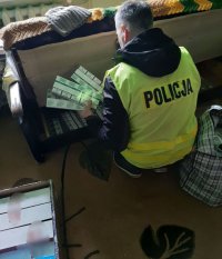 policjanci zabezpieczają alkohol i papierosy bez polskich znaków akcyzy