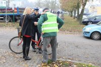 akcja rozdawania kamizelek przez policjantów.