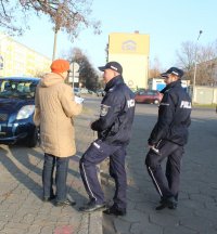 akcja STOP KIESZONKOWCOM, policjanci rozdają ulotki.