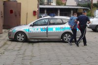 Policjanci prowadzą zatrzymanego