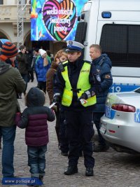 policjanci zabezpieczają zbiórkę podczas finału Wielkiej Orkiestry Świątecznej Pomocy.