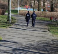 umundurowani policjanci patrolują miasto.