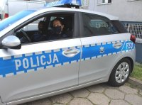 policjantka w radiowozie.