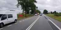 policjanci zabezpieczają miejsce wypadku drogowego.