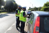 policjanci wręczają ulotki podczas akcji PASY.