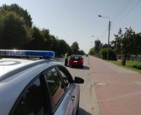 policjanci wręczają ulotki podczas akcji PASY.