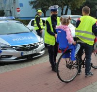 wręczanie elementów odblaskowych podczas akcji Niechronieni