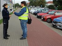 wręczanie elementów odblaskowych podczas akcji Niechronieni