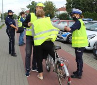 wręczanie elementów odblaskowych podczas akcji Niechronieni