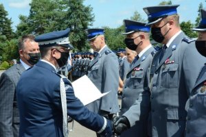 Komendant Wojewódzki Policji w Łodzi wręcza akt mianowania Komendantowi Powiatowemu Policji  Łowiczu.