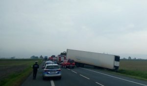 policjanci zabezpieczają miejsce zdarzenia.