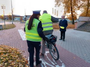 wręczanie kamizelek rowerzystom.