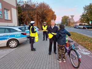 wręczanie kamizelek rowerzystom.