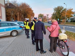 wręczanie kamizelek rowerzystom.