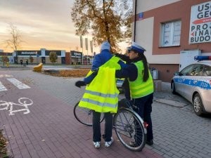 wręczanie kamizelek rowerzystom.