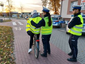 wręczanie kamizelek rowerzystom.