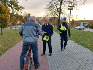 wręczanie kamizelek rowerzystom.