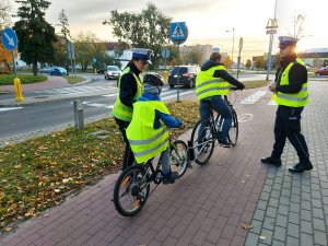 wręczanie kamizelek rowerzystom.