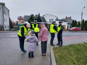 policjanci rozdają odblaski.