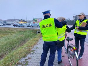 policjanci rozdają odblaski.