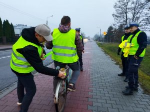 policjanci rozdają odblaski.