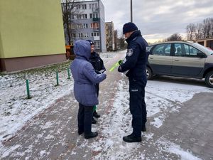 dzielnicowi rozdają ulotki seniorom.