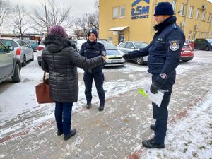 dzielnicowi rozdają ulotki seniorom.