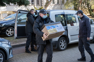służby mundurowe z Łowicza przekazują dary do punktu zbiórki.
