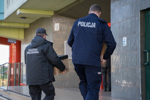 służby mundurowe z Łowicza przekazują dary do punktu zbiórki.
