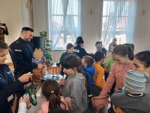 policjanci na spotkaniu z dziećmi i młodzieżą z Ukrainy.