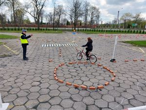 uczniowie na torze sprawnościowym.