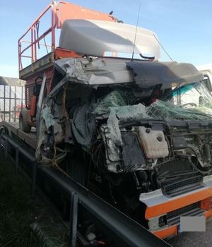 uszkodzone pojazdy po kolizji na autostradzie A2