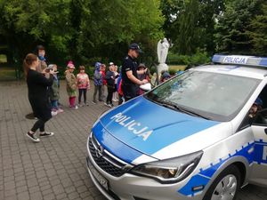 policjanci z wizytą w przedszkolu.