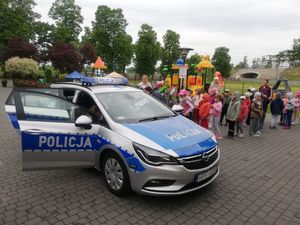 policjanci z wizytą w przedszkolu.