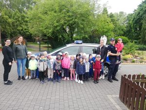 policjanci z wizytą w przedszkolu.