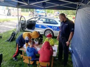 policjanci na pikniku.