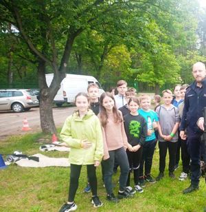 policjanci na pikniku, wspólne zdjęcie z dziećmi.