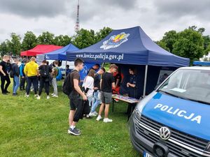 III Konferencja Młody Bezpieczny Kierowca, policyjne stoisko i radiowóz.