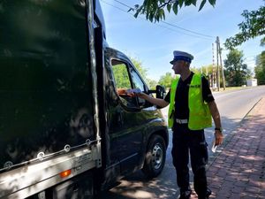 policjanci rozdają ulotki podczas akcji.