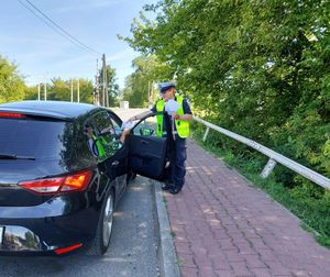 policjanci rozdają ulotki podczas akcji.