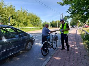 policjanci rozdają ulotki podczas akcji.