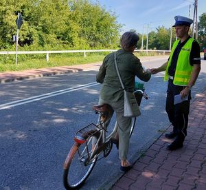 policjanci rozdają ulotki podczas akcji.