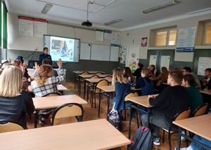 policjantka na spotkaniu w szkole.