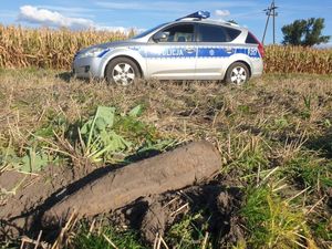 policjanci zabezpieczają znaleziony niewybuch.