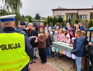 dzieci i policjanci podczas akcji chcę czuć się bezpiecznie na drodze.