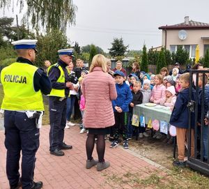 dzieci i policjanci podczas akcji chcę czuć się bezpiecznie na drodze.