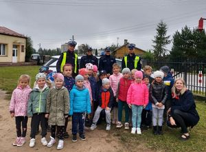 dzieci i policjanci podczas akcji chcę czuć się bezpiecznie na drodze.