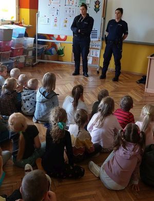 dzieci i policjanci podczas akcji chcę czuć się bezpiecznie na drodze - pogadanka.